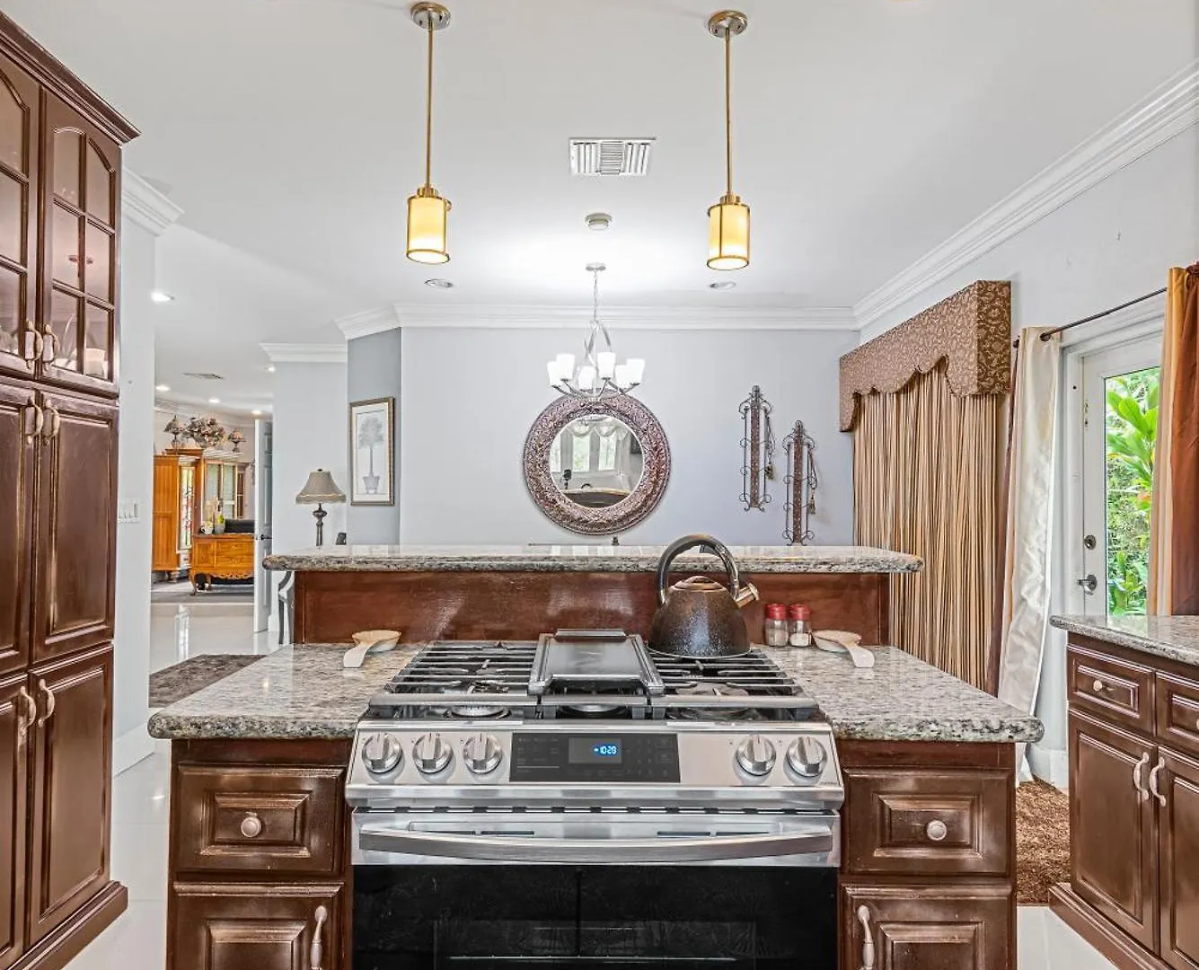 5Min Walk From Love Beach A Spacious Home In Нассау