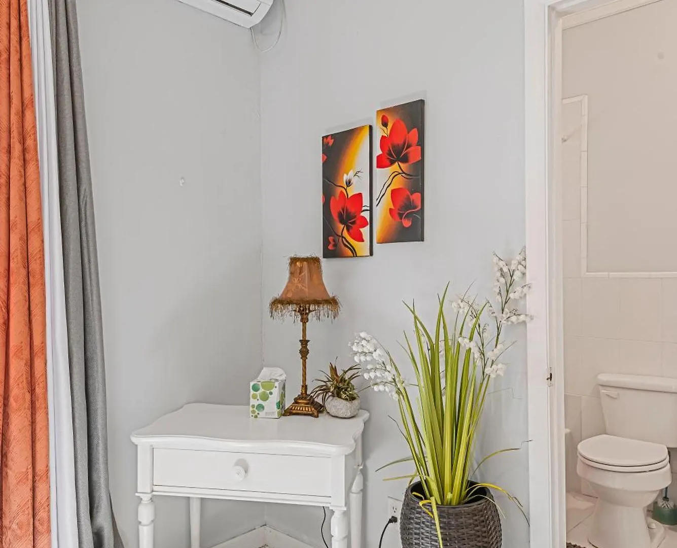 5Min Walk From Love Beach A Spacious Home In Нассау